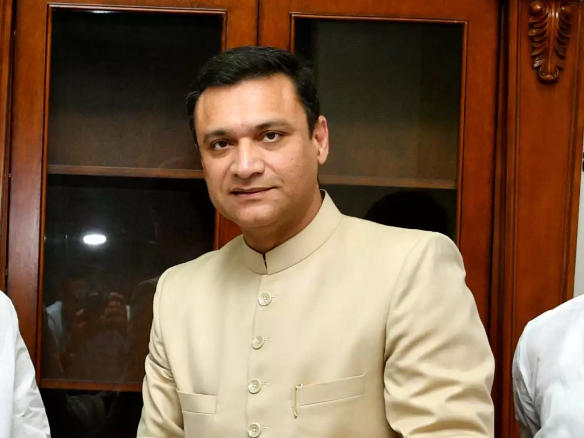 Political Tensions Escalate in Hyderabad AIMIM’s Akbaruddin Owaisi Sparks Controversy with Open Threats Against Police Officer